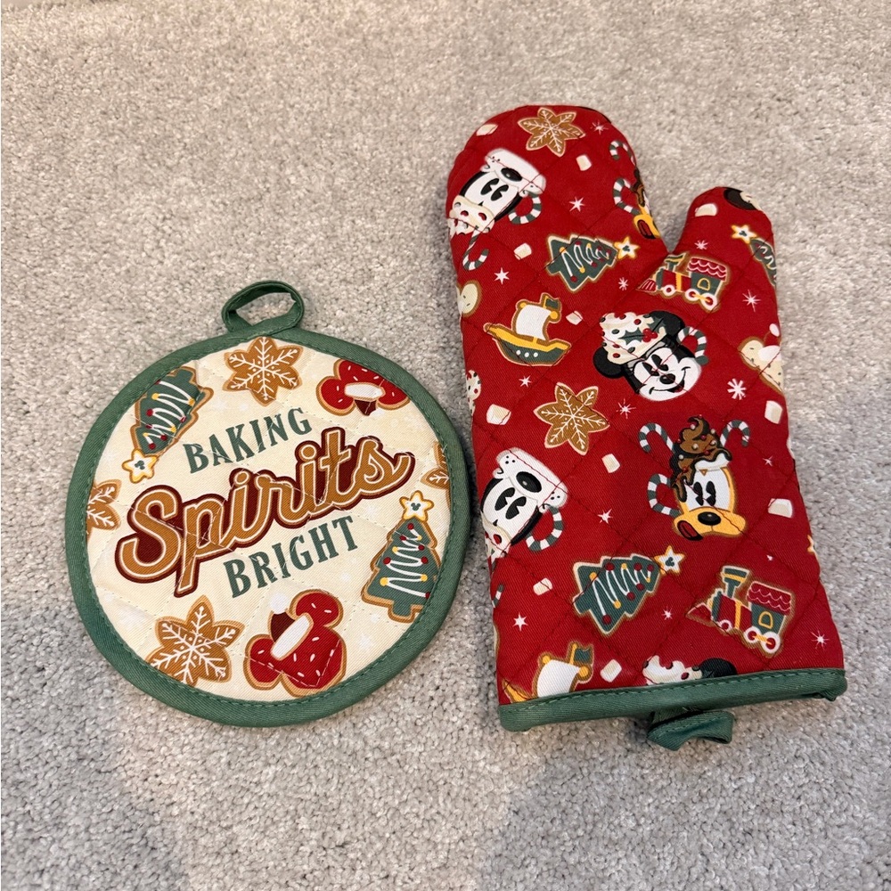 Disney St. Nicholas Square Pot Holder Set